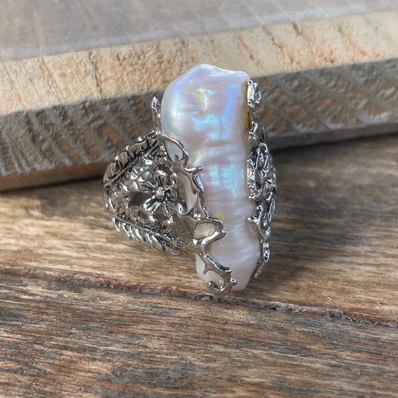 Sterling Silver & Mother of Pearl Ring - Picture 3 of 6
